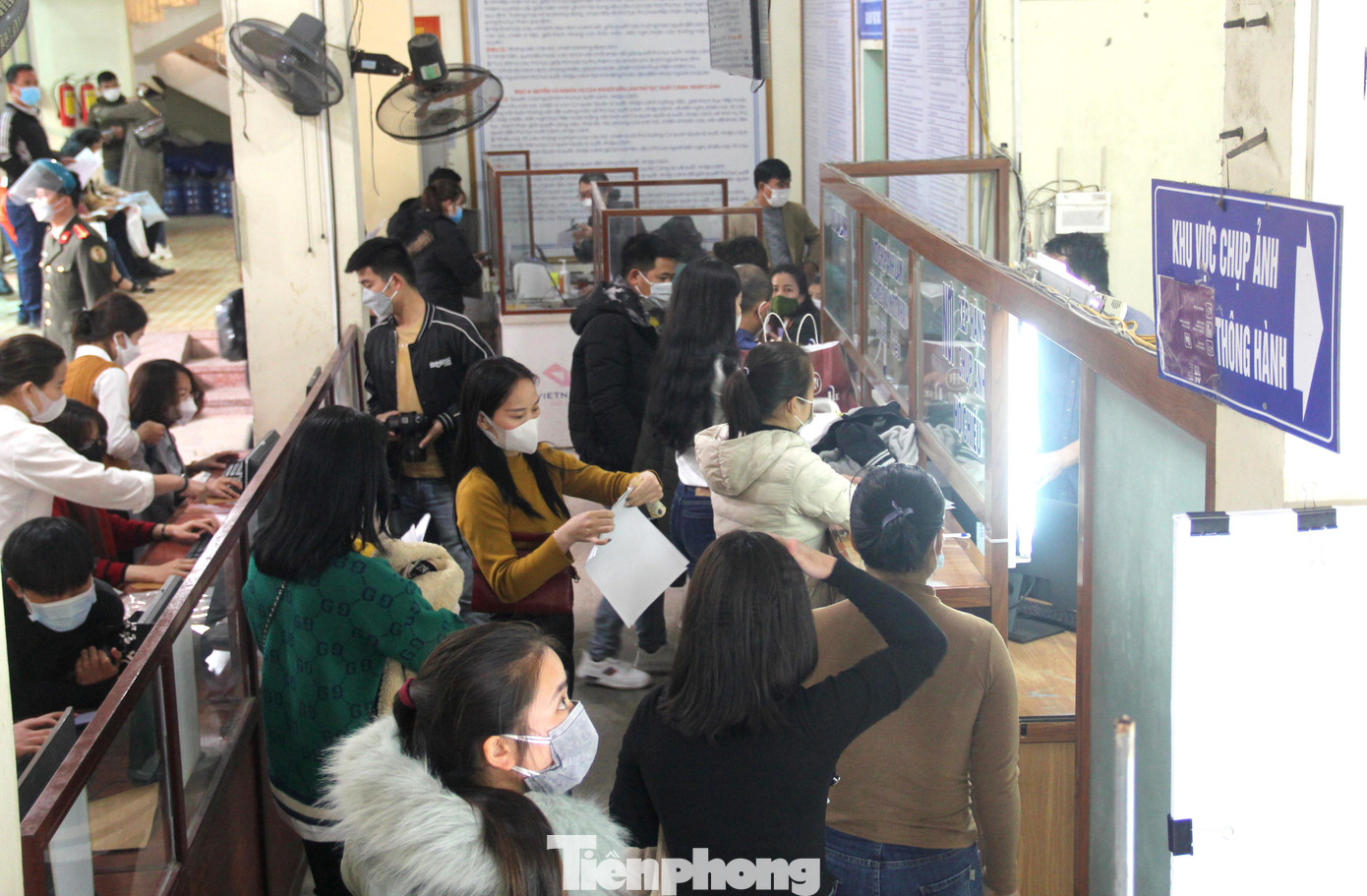 “Dịch bệnh COVID-19 đang dần được kiểm soát, năm nay tôi dự định đi xuất khẩu lao động tại Nhật Bản nên chuẩn bị sẵn hồ sơ từ trước. Lượng người tới nộp hồ sơ đông, song chúng tôi được cán bộ hỗ trợ nhiệt tình và không gặp khó khăn gì”, chị này nói.