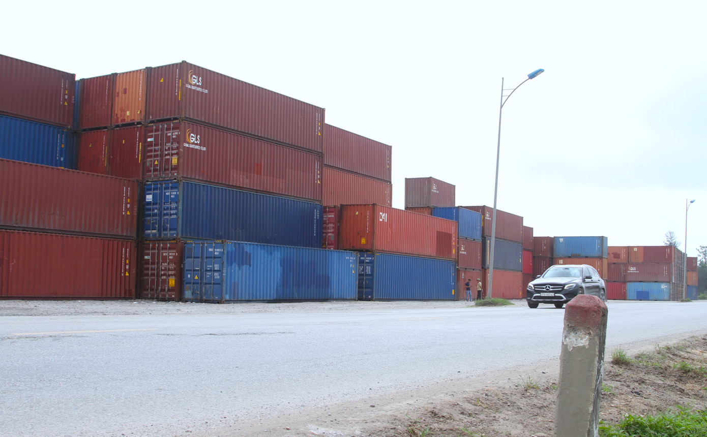 Mặc dù đã di chuyển bớt vào nhưng cả núi container này vẫn nằm trên hành lang an toàn giao thông tỉnh lộ 536.