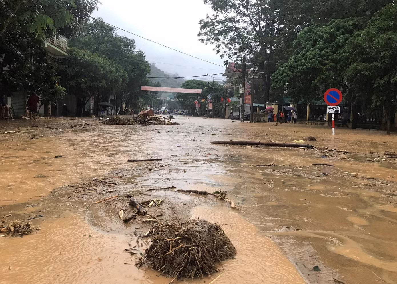 Theo lãnh đạo UBND huyện Kỳ Sơn, trận lũ đổ về quá nhanh, cùng lượng lớn đất đá, cây cối nên nhiều hộ dân không kịp trở tay. Chính quyền địa phương đã hỗ trợ di dời các hộ dân ở vùng nguy hiểm và dọn dẹp khi lũ rút. Các tuyến đường lên trung tâm huyện và các xã bị sạt lở, chia cắt.