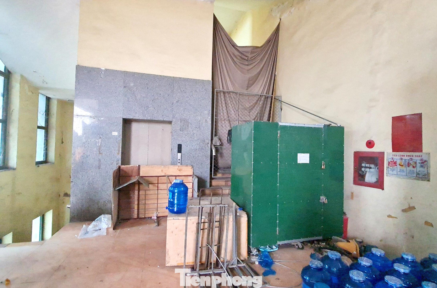 Hệ thống thang máy tại chợ Vinh hầu hết đều dừng hoạt động, khu vực thang máy biến thành nơi chứa đồ. Hệ thống thang máy tại chợ Vinh hầu hết đều dừng hoạt động, khu vực thang máy biến thành nơi chứa đồ.