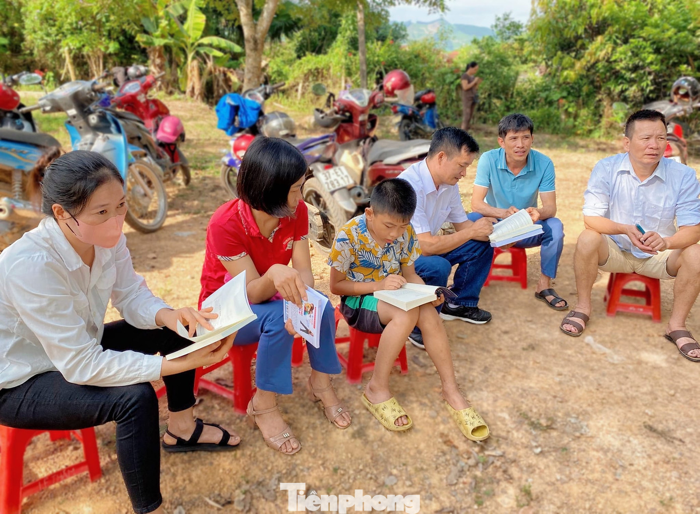 Không chỉ tặng nước, các đoàn viên thanh niên còn trao tặng quạt, tặng sách để phụ huynh phía ngoài tranh thủ đọc sách, quạt mát chờ các thí sinh làm bài.