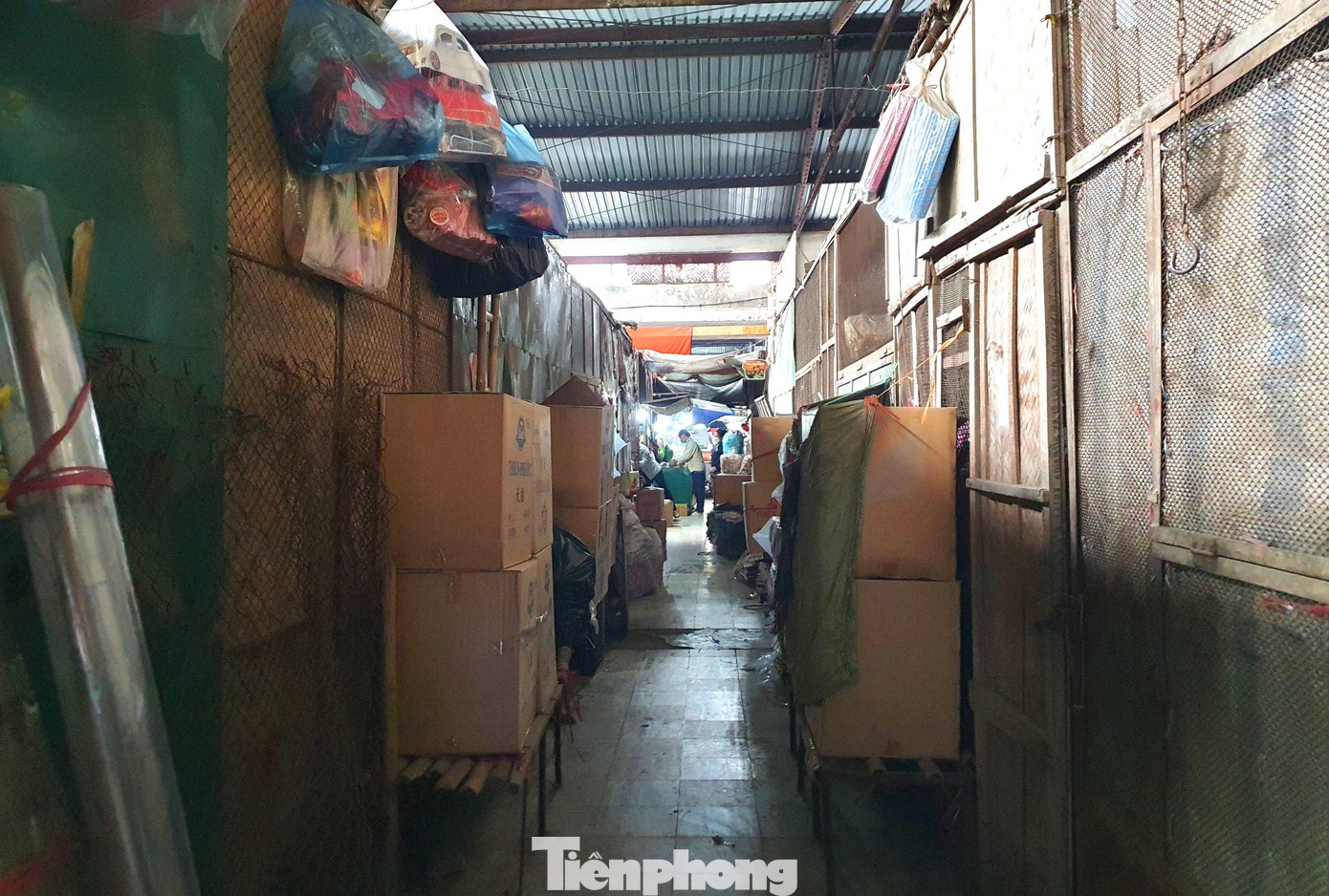 Nhiều ki ốt đóng kín cửa dù đang là cao điểm bán hàng Tết.