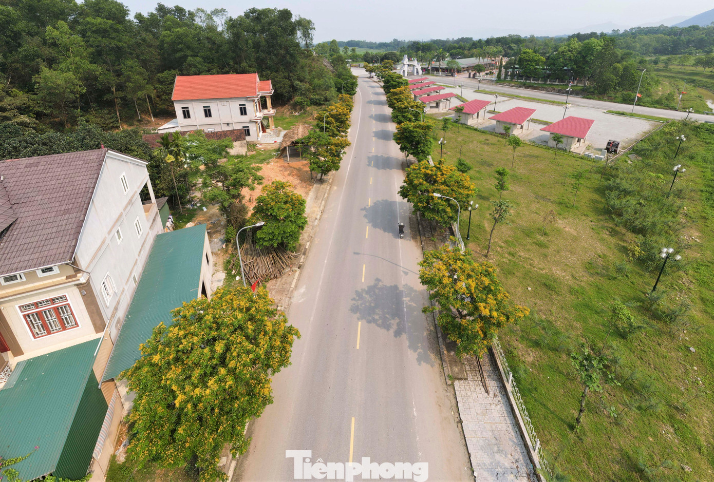 Cuối tháng 4/2023, con đường ở Khu di tích lịch sử Quốc gia Ngã ba Đồng Lộc (thị trấn Đồng Lộc, huyện Can Lộc, Hà Tĩnh) khoác lên mình màu vàng rực rỡ của hoa giáng hương khiến mỗi người khi qua đây đều phải nán lại để ngắm nhìn.