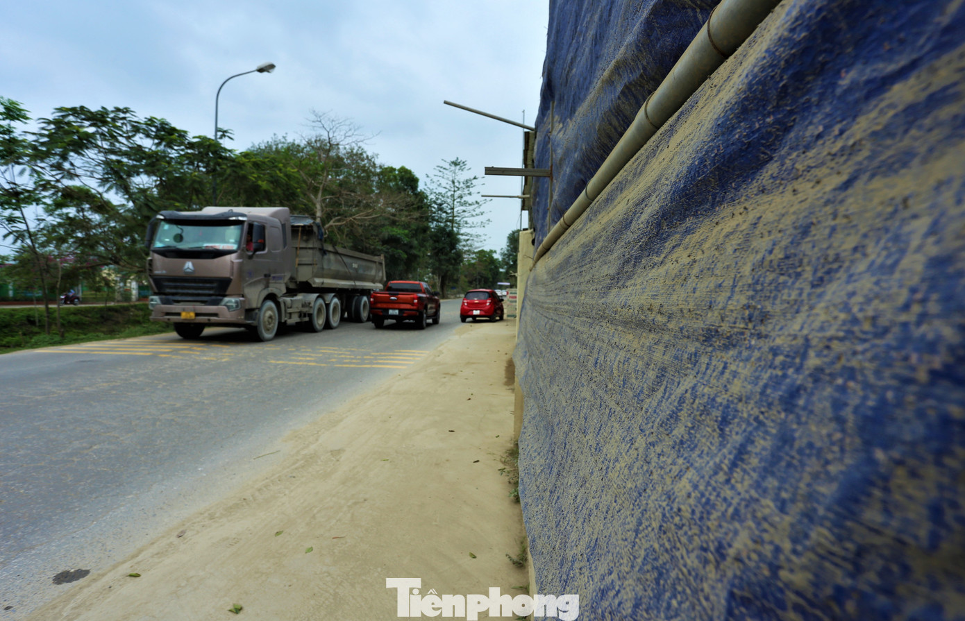 Xe chạy làm đất, cát rơi vãi xuống đường khiến người dân xung quanh sống trong cảnh ô nhiễm không khí.