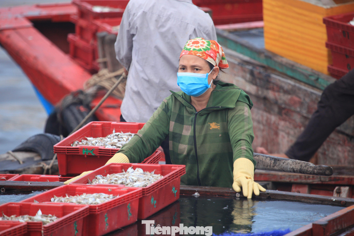 Phút nghỉ ngơi hiếm hoi trong nhiều giờ làm việc quần quật của người phụ nữ miền biển.