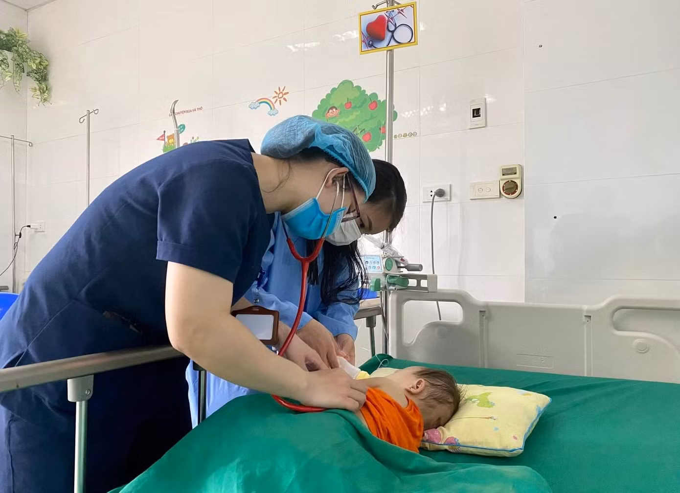 Bệnh nhi đang được chăm sóc tại bệnh viện.