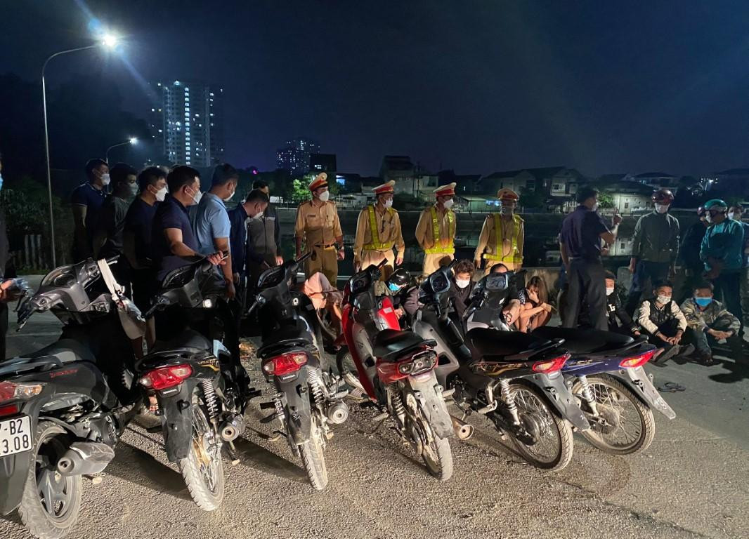 Đội CSGT-TT Công an TP.Vinh ngăn chặn nhóm thanh niên tụ tập đua xe trong đêm
