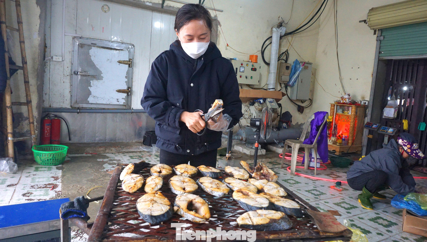 Là công việc không quá khó song đòi hỏi tính kiên nhẫn, tỉ mỉ nên hiện hầu hết những người làm nghề nướng cá đều là phụ nữ. Hiện trên địa bàn phường Nghi Thủy có 20 cơ sở nướng cá, tạo việc làm thường xuyên cho gần 100 lao động với mức thu nhập trên dưới 6 triệu đồng/tháng. Là công việc không quá khó song đòi hỏi tính kiên nhẫn, tỉ mỉ nên hiện hầu hết những người làm nghề nướng cá đều là phụ nữ. Hiện trên địa bàn phường Nghi Thủy có 20 cơ sở nướng cá, tạo việc làm thường xuyên cho gần 100 lao động với mức thu nhập trên dưới 6 triệu đồng/tháng.