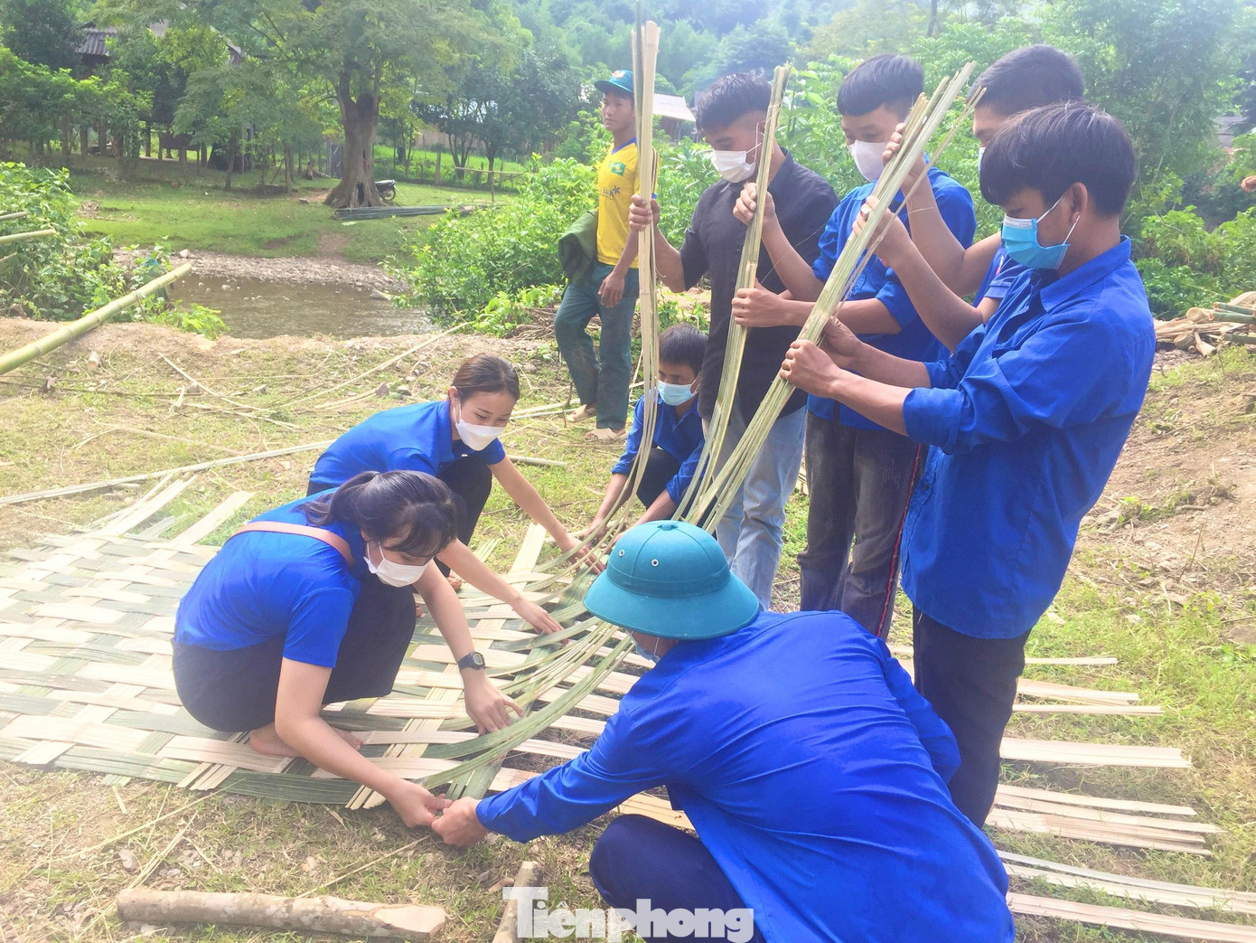 Không chỉ những chàng trai, những cô gái mang màu áo đoàn cũng thể hiện tài đan lát của mình. Không chỉ những chàng trai, những cô gái mang màu áo đoàn cũng thể hiện tài đan lát của mình.