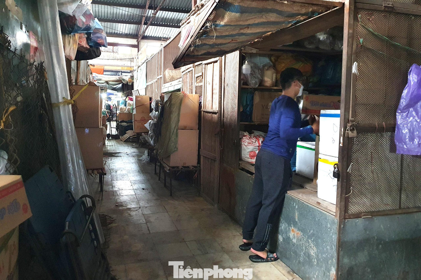 “Năm nay dịch phức tạp nên chẳng bán được, không ai nhập hàng mấy. Không những vậy, hiện ở chợ Vinh cũng rất vắng vẻ, chẳng có khách mua”, chị Mai nói.