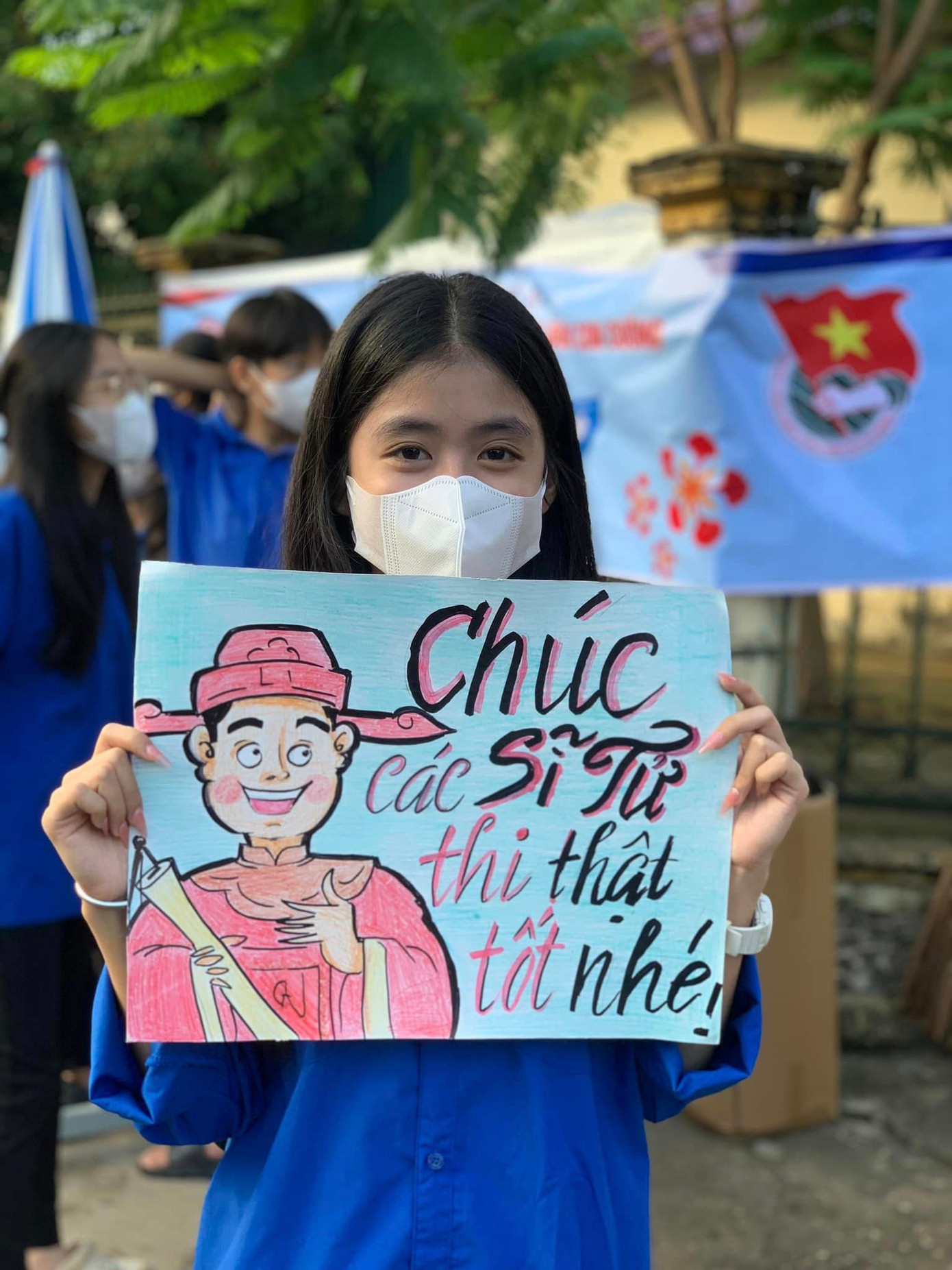 Những câu chúc và lời động viên hóm hỉnh của những nữ đoàn viên mang thêm niềm vui, nụ cười cho các sĩ tử.