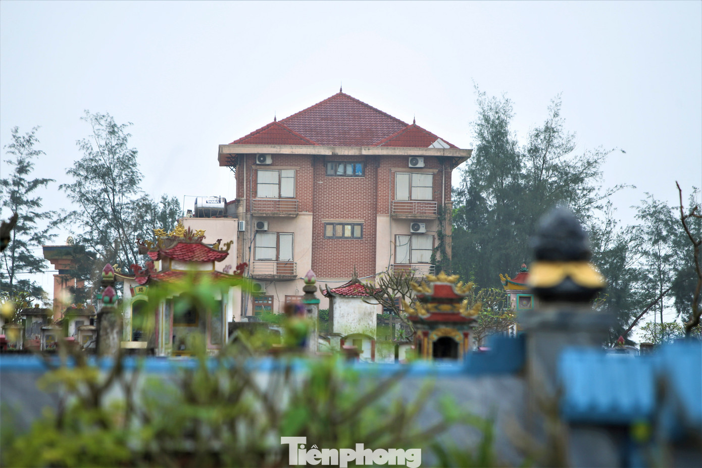 "Dịp hè, lễ lớn, du khách đổ về bãi biển Thiên Cầm rất đông, nhiều khách sạn cháy phòng. Thế nhưng khi lưu trú họ phàn nàn khách sạn nằm ngay khu nghĩa trang. Nhiều khách đã trả phòng sớm hơn dự kiến hoặc lựa chọn các nơi khác để nghỉ dưỡng. Chúng tôi từng nhiều lần kiến nghị, đề xuất chính quyền địa phương đóng cửa và di dời khu nghĩa trang để du lịch ở đây phát triển hơn song chưa được triển khai”, chủ một khách sạn chia sẻ.