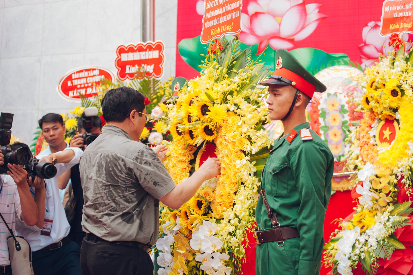 Tại nhà tưởng niệm Nghĩa trang Liệt sĩ Quốc tế Việt – Lào, Thủ tướng Phạm Minh Chính và đoàn công tác đã dâng hoa, dâng hương thành kính tri ân Chủ tịch Hồ Chí Minh và các Anh hùng liệt sĩ, những con người không tiếc máu xương ngã xuống, hi sinh cả tuổi thanh xuân vì sự bình yên của đất nước.