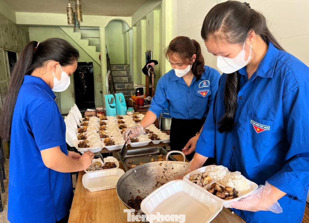 Những suất cơm với đầy đủ dinh dưỡng gồm thịt trứng, rau, canh... đảm bảo thí sinh có đủ chất dinh dưỡng để tiếp tục làm bài vào buổi chiều.