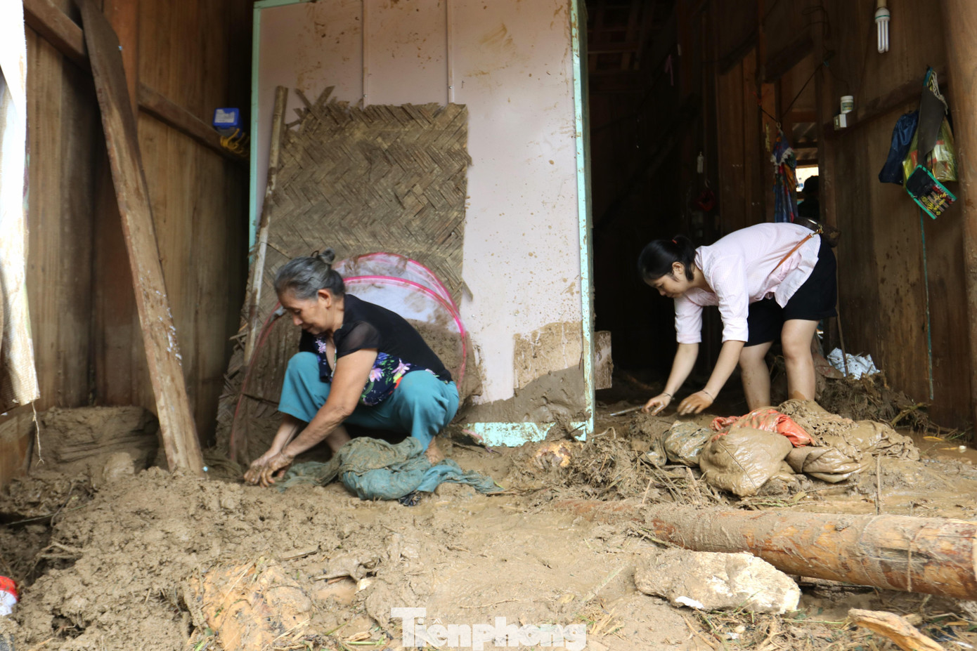 Người dân bản Hòa Sơn (xã Tà Cạ), khối 1 (thị trấn Mường Xén) thu dọn nhà cửa, gồng mình vượt qua khó khăn sau trận lũ quét kinh hoàng.