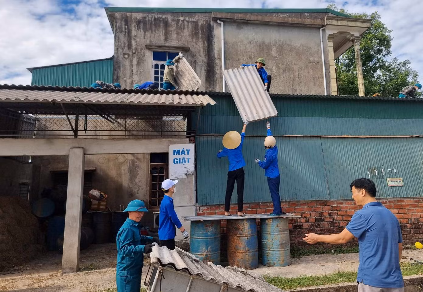 Nhiều ngày qua, lực lượng thanh niên huyện Cẩm Xuyên (tỉnh Hà Tĩnh) phối hợp với Hội Phụ nữ, Hội Cựu chiến binh, Hội Nông dân, Công an, quân sự...cùng chính quyền địa phương hỗ trợ người dân địa phương chịu ảnh hưởng của dự án cao tốc Bắc - Nam di dời nhà cửa, tài sản đến nơi ở mới, sớm ổn định cuộc sống.