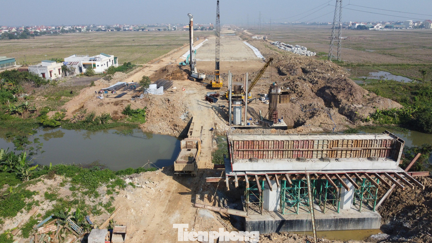 Công trình trên tuyến có 3 nút giao, 1 hầm (Trường Vinh), 22 cầu (gồm 14 cầu tuyến chính, 8 cầu vượt), 66 hầm chui dân sinh và 218 cống các loại.