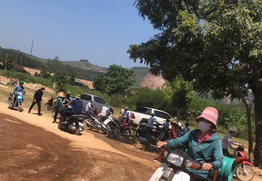 Người dân đến khu vực núi đá nơi xảy ra sự việc để nghe ngóng thông tin. Người dân đến khu vực núi đá nơi xảy ra sự việc để nghe ngóng thông tin.