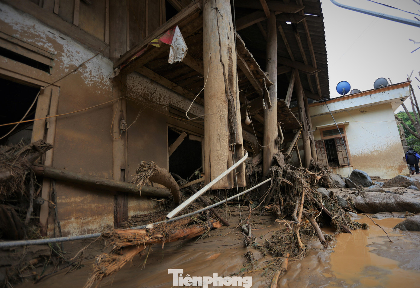 Nhiều căn nhà bị cuốn bay tường, đá kê móng, treo lơ lửng sau khi trận lũ quét đi qua.