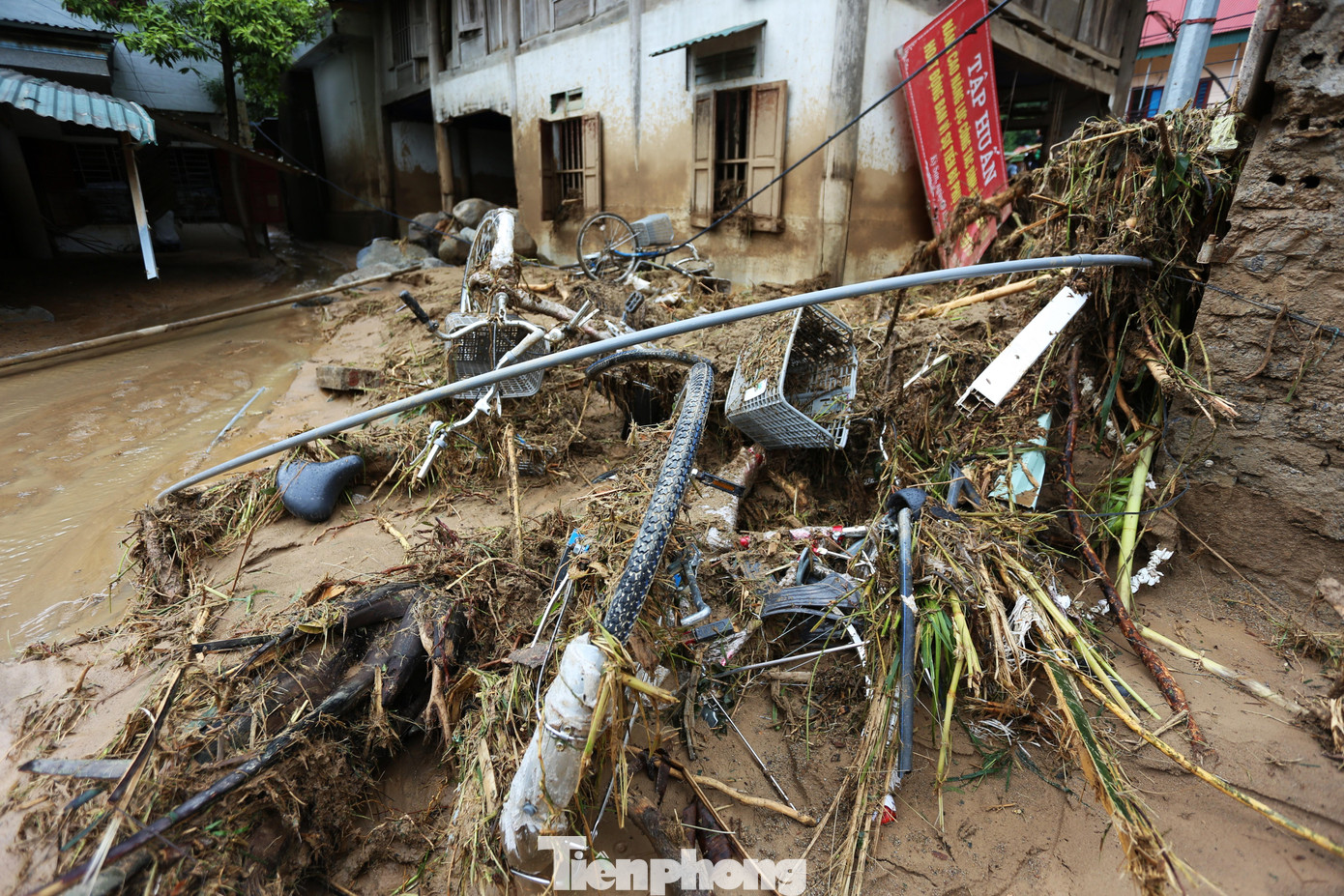 Cảnh tượng hoang tàn, xơ xác sau lũ. Tài sản, xe cộ người dân bị chôn vùi dưới bùn đất.