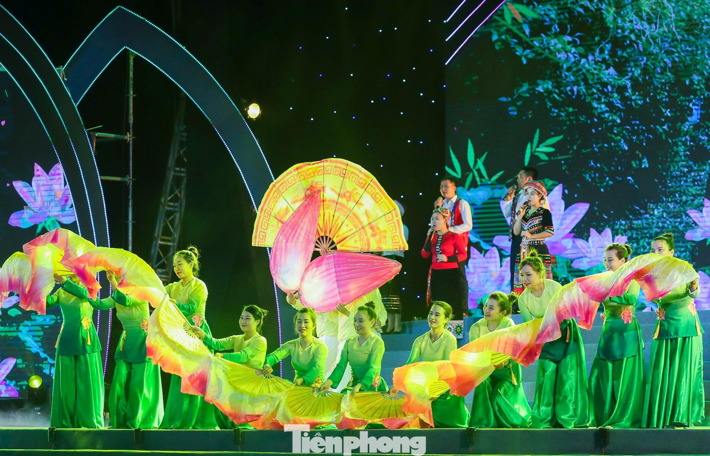 Chương trình nghệ thuật và trình diễn áo dài sen là hoạt động trong chuỗi sự kiện kỷ niệm 132 năm Ngày sinh Chủ tịch Hồ Chí Minh. Chương trình nghệ thuật gồm 3 phần: Phần 1 - Hồ Chí Minh đẹp nhất tên Người; Phần 2 - Nghệ An - Làng Sen quê Bác; Phần 3 - Thành phố Hồ Chí Minh - Thành phố tên vàng.