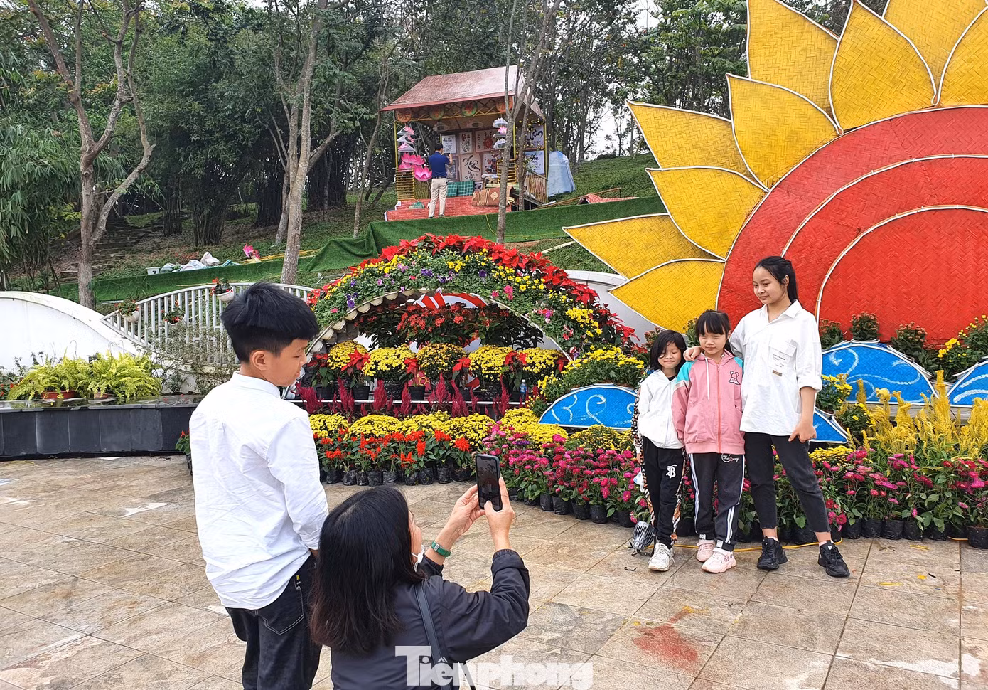 Tuyến đường Hồ Tùng Mậu cũng là tuyến đường được chọn làm đường hoa xuân cho dịp Tết Nguyên đán năm nay tại thành Vinh. Ban ngày, dàn nhạc nước không hoạt động nên trở thành sân chơi cho các bạn trẻ.