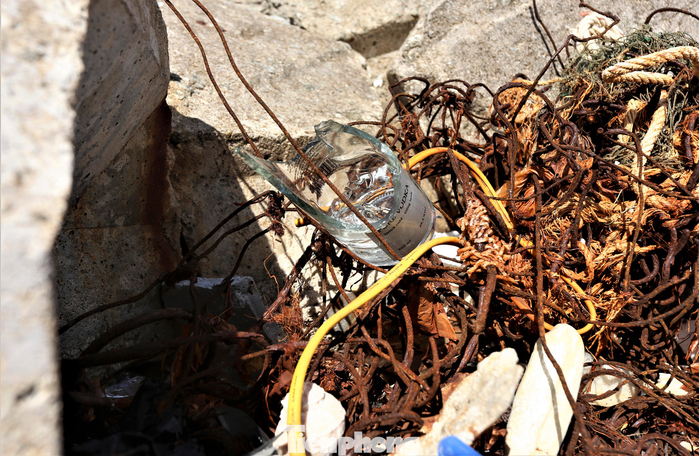 Bờ kè gãy sụp từng mảng, ngổn ngang trước mùa mưa bão khiến người dân địa phương bất an, lo lắng.