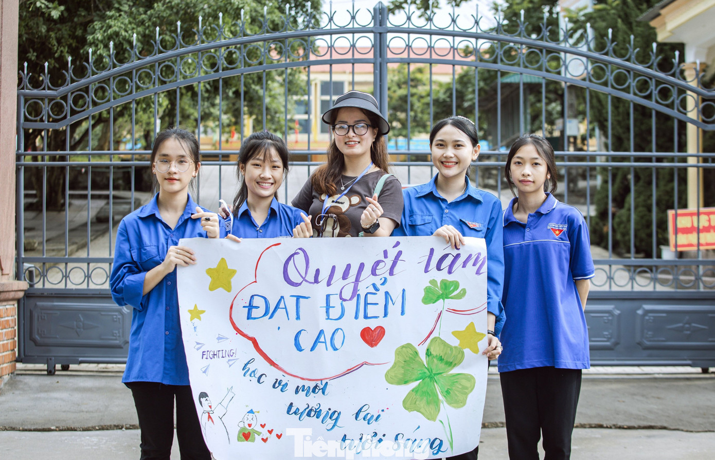 Bức tranh tự vẽ của các đoàn viên tình nguyện tại điểm thi THPT Anh Sơn 2 với lời chúc quyết tâm đạt điểm cao gửi gắm đến các sĩ tử. Ảnh: Rạng Đông.