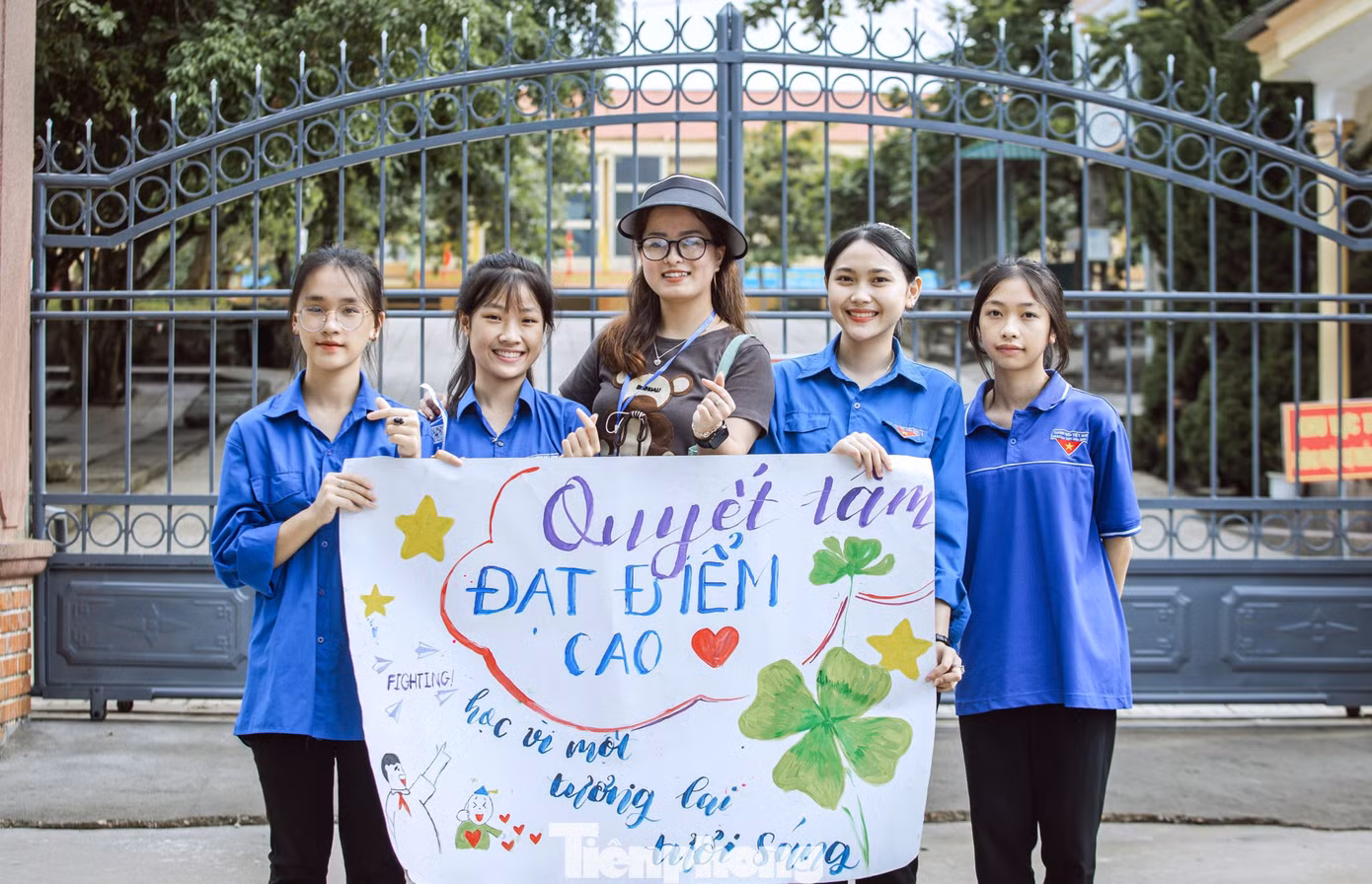 Bức tranh tự vẽ của các đoàn viên tình nguyện tại điểm thi THPT Anh Sơn 2 với lời chúc quyết tâm đạt điểm cao gửi gắm đến các sĩ tử. Ảnh: Rạng Đông.