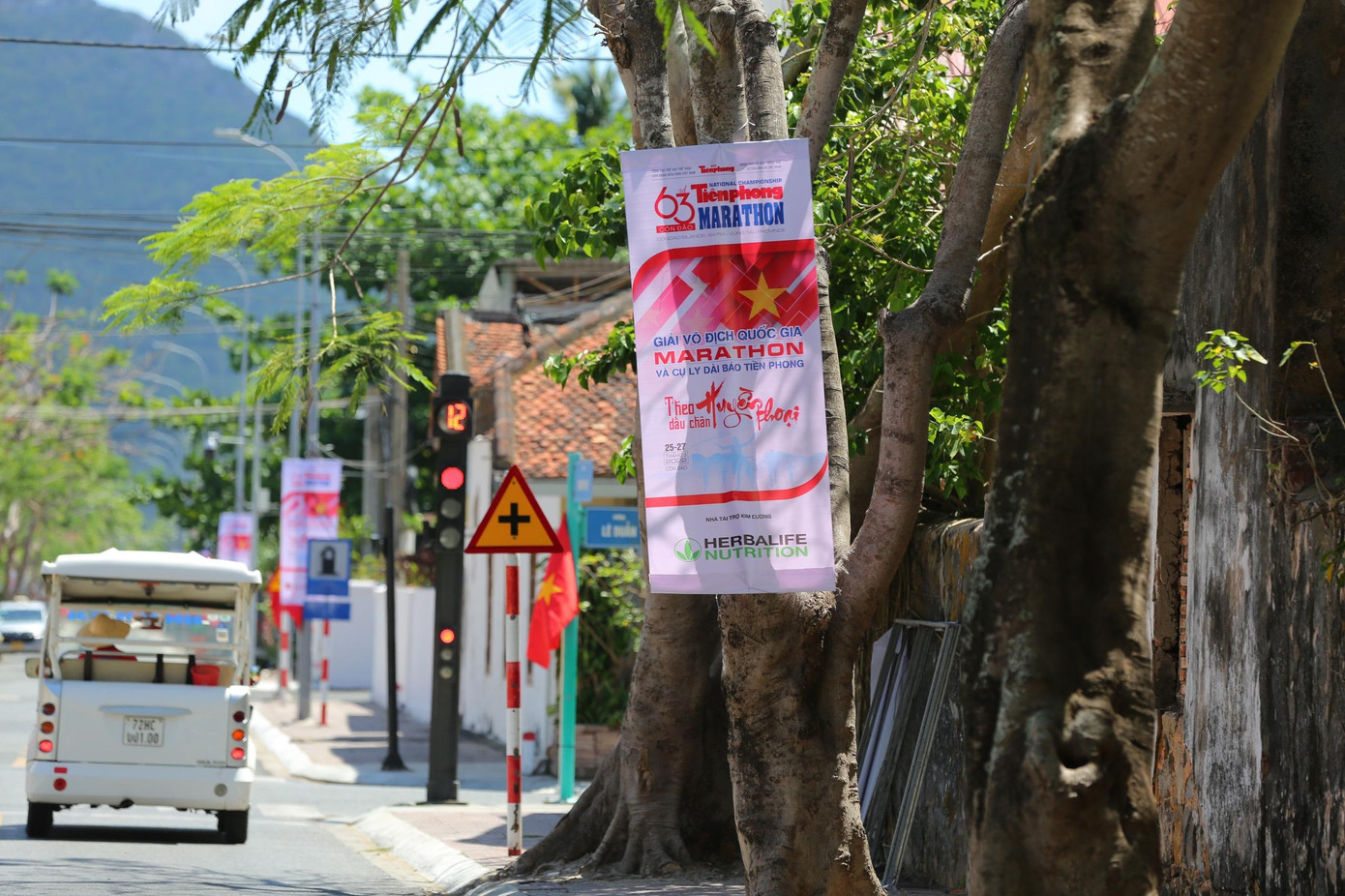 Băng rôn của Tiền Phong Marathon 2022 được treo lên thân những cây phượng cổ thụ. Băng rôn của Tiền Phong Marathon 2022 được treo lên thân những cây phượng cổ thụ.