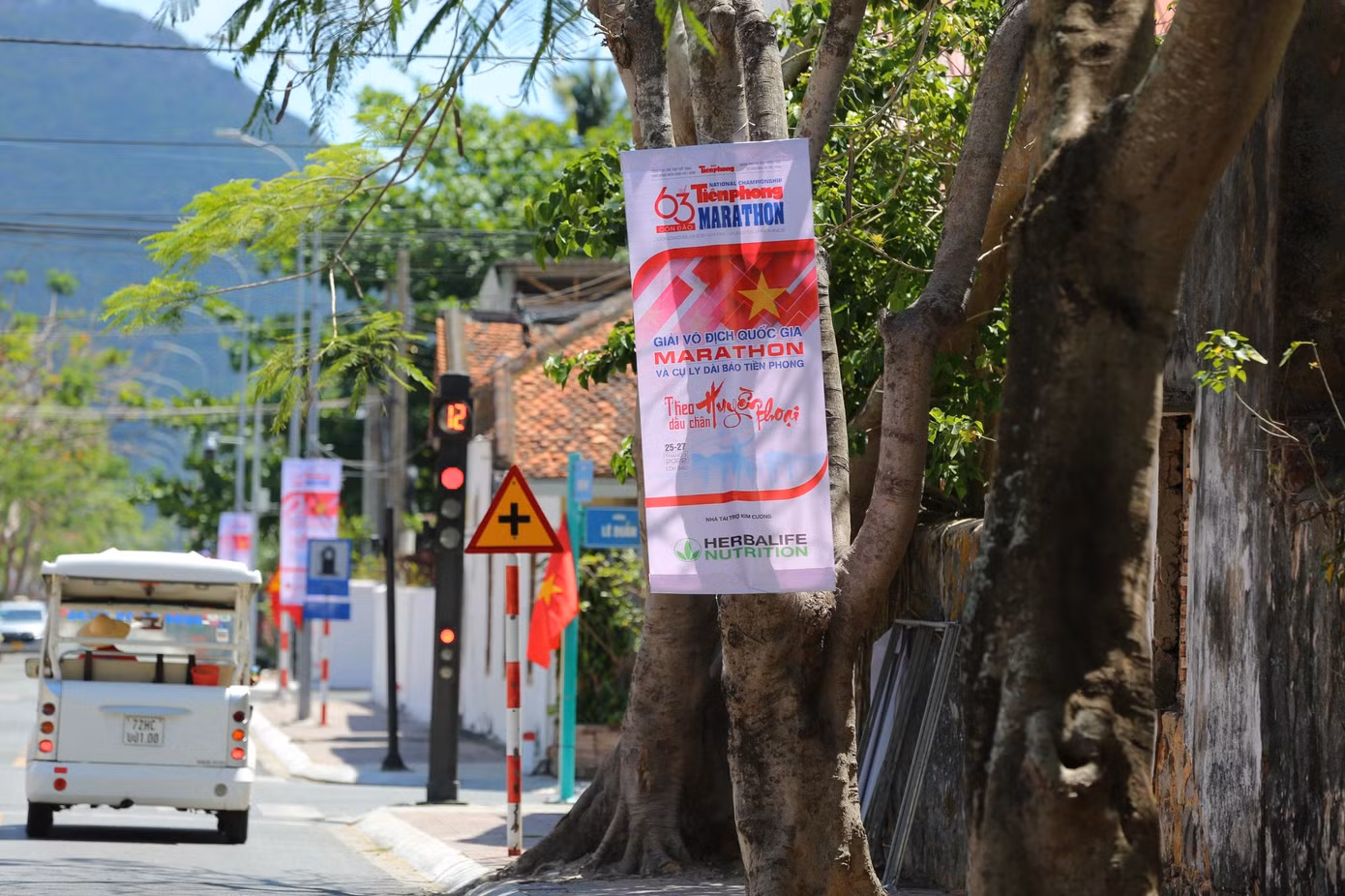 Băng rôn của Tiền Phong Marathon 2022 được treo lên thân những cây phượng cổ thụ. Băng rôn của Tiền Phong Marathon 2022 được treo lên thân những cây phượng cổ thụ.