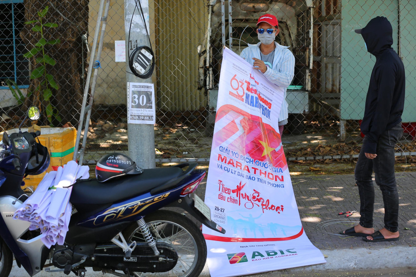 Sáng 23/3, băng rôn của giải mang thông điệp "Theo dấu chân huyền thoại" được treo lên trên các tuyến đường Côn Đảo. Sáng 23/3, băng rôn của giải mang thông điệp "Theo dấu chân huyền thoại" được treo lên trên các tuyến đường Côn Đảo.