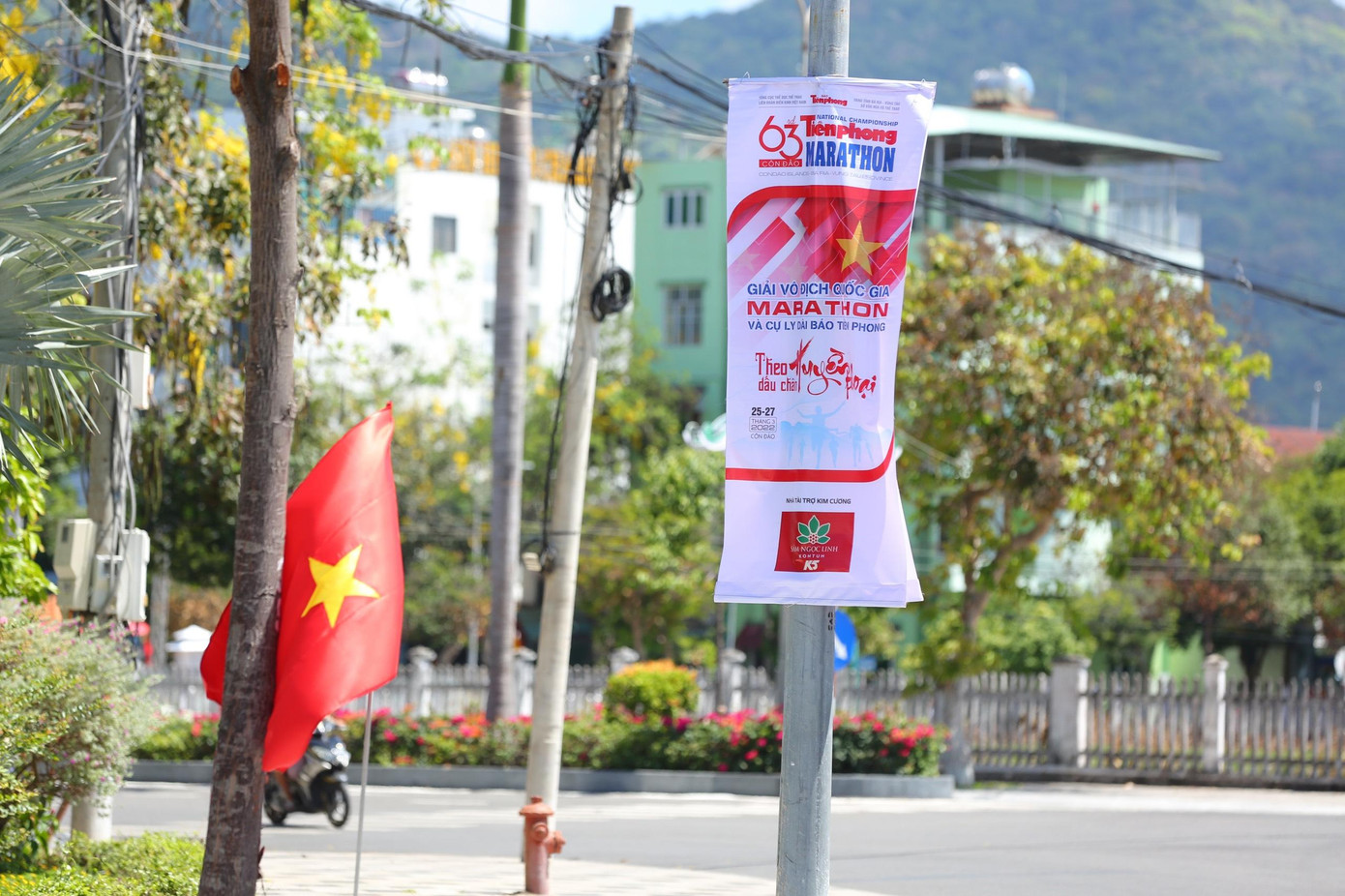 Chạy dưới rừng cờ Tổ quốc trên mảnh đất Côn Đảo anh hùng là khoảnh khắc thiêng liêng mà vận động viên nào cũng muốn trải nghiệm. Chạy dưới rừng cờ Tổ quốc trên mảnh đất Côn Đảo anh hùng là khoảnh khắc thiêng liêng mà vận động viên nào cũng muốn trải nghiệm.