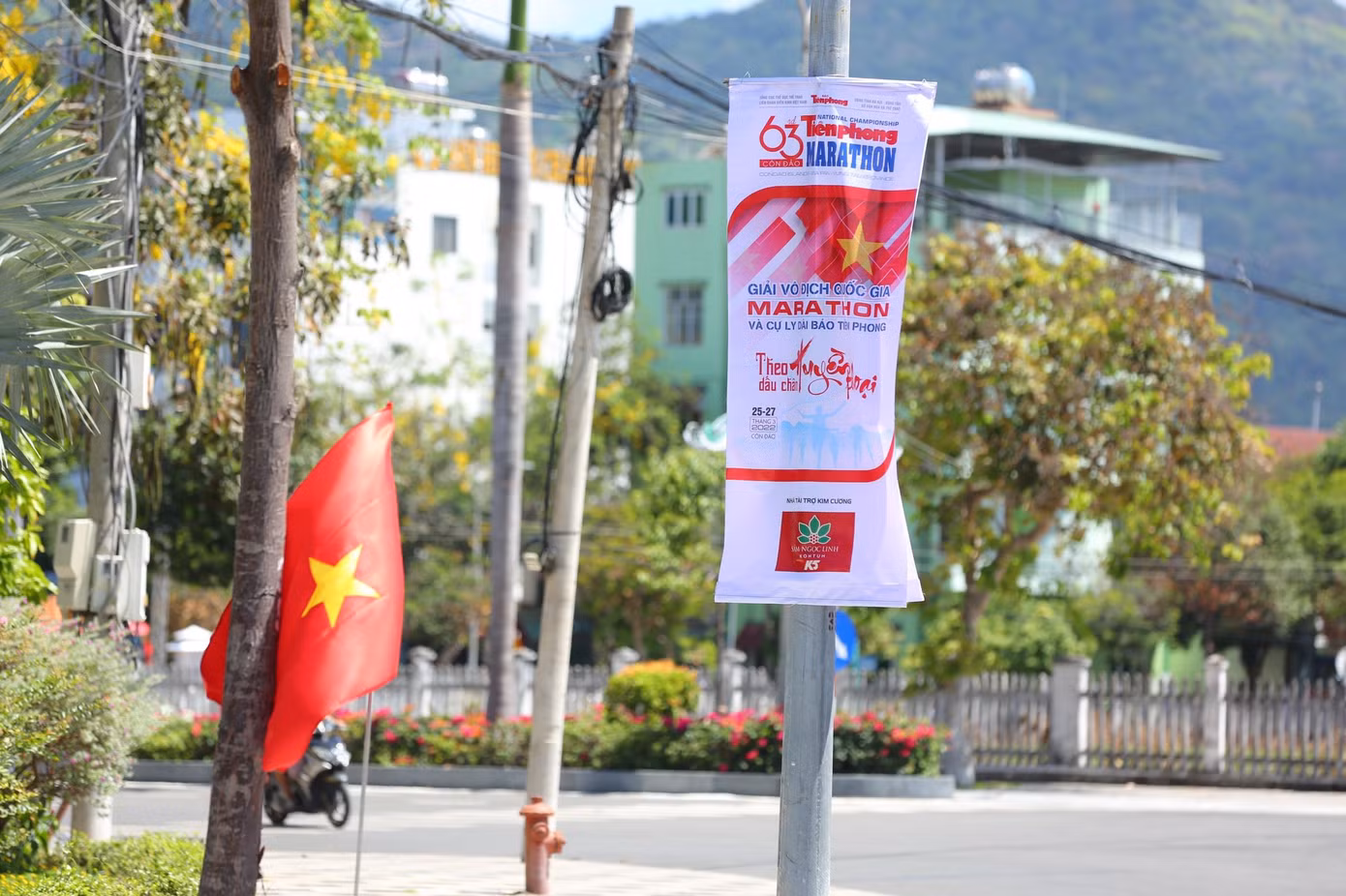 Chạy dưới rừng cờ Tổ quốc trên mảnh đất Côn Đảo anh hùng là khoảnh khắc thiêng liêng mà vận động viên nào cũng muốn trải nghiệm. Chạy dưới rừng cờ Tổ quốc trên mảnh đất Côn Đảo anh hùng là khoảnh khắc thiêng liêng mà vận động viên nào cũng muốn trải nghiệm.