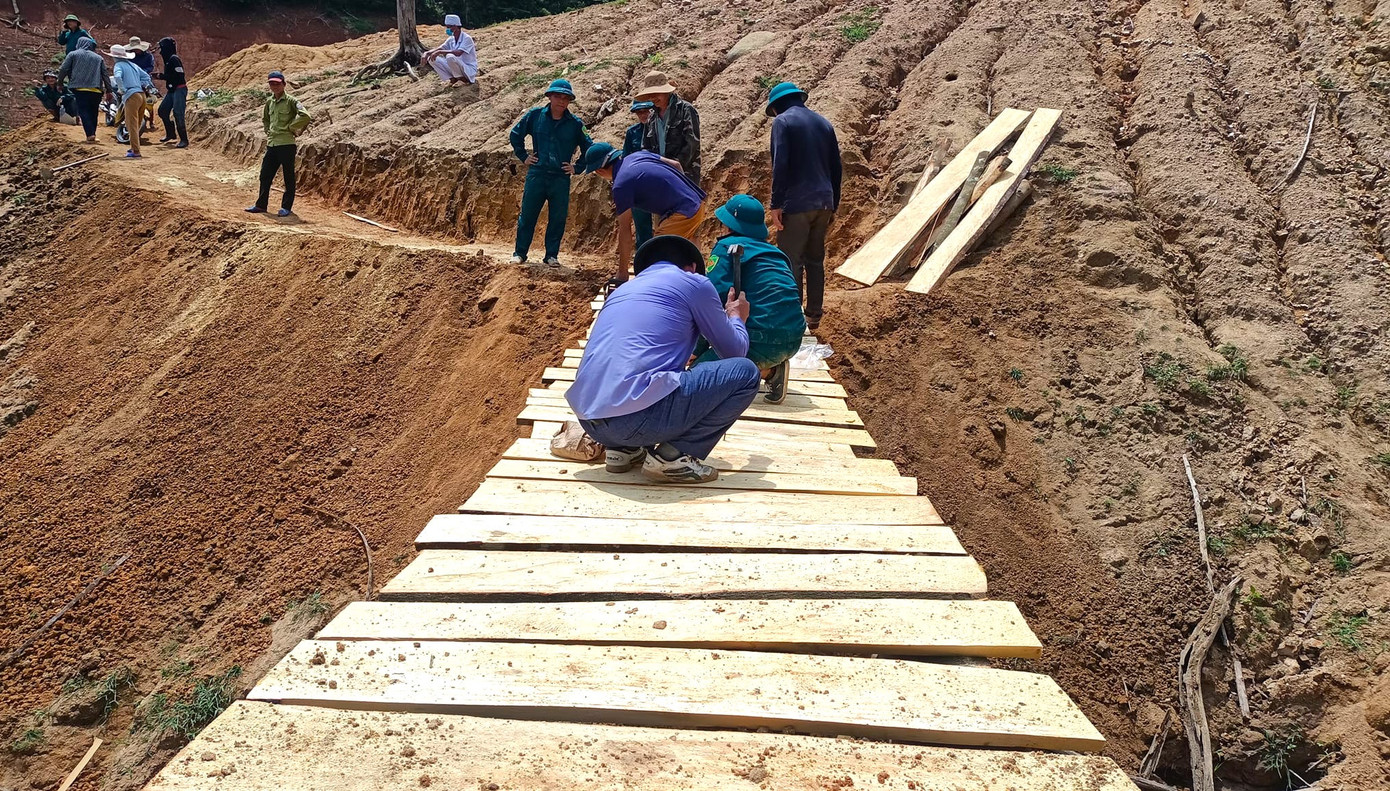 Do đồi có nhiều vách vực sâu, mọi người phải làm thêm 2 cầu dân sinh từ những cây gỗ trên địa bàn. Do đồi có nhiều vách vực sâu, mọi người phải làm thêm 2 cầu dân sinh từ những cây gỗ trên địa bàn.