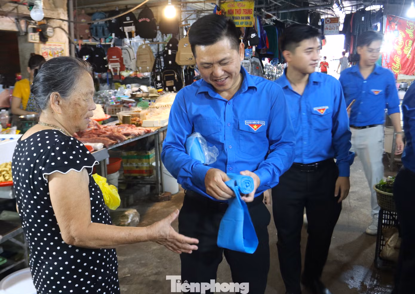 Thay vào đó, các tiểu thương, người dân sẽ hiểu thêm về chất liệu túi sinh học, an toàn cho môi trường sống. Từ đó, các tiểu thương, người dân sẽ thay đổi thói quen sử dụng túi nilon sinh học. Ảnh: Bí thư Tỉnh Đoàn Lê Văn Lương, anh Cao Xuân Thảo - Trưởng ban Phong trào Tỉnh Đoàn Nghệ An cùng các đoàn viên đưa các túi ni-lon sinh học vào chợ tuyên truyền cho các tiểu thương, người dân.
