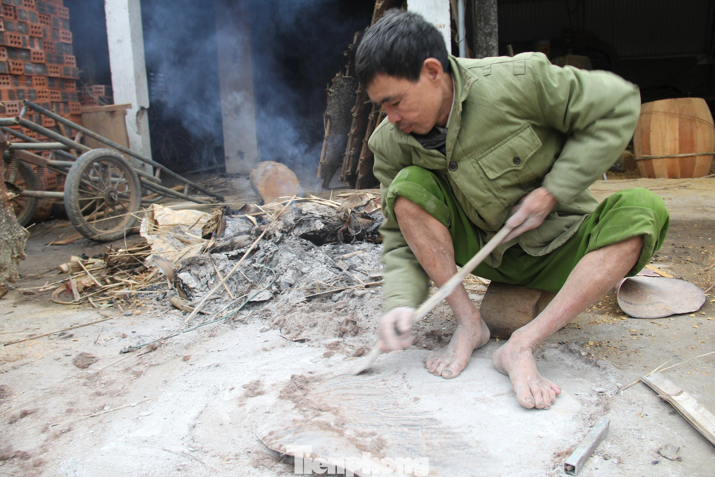 Da bò sau khi phơi khô sẽ được đem đi ngâm nước rồi chuyển qua công đoạn bào da. Đây là công đoạn khó nhất của nghề trống mà không phải ai cũng làm được, chỉ những đôi tay nghệ nhân kinh nghiệm mới cảm nhận được độ mỏng, dày. Chính độ mỏng, dày này quyết định âm thanh phù hợp cho từng loại trống.