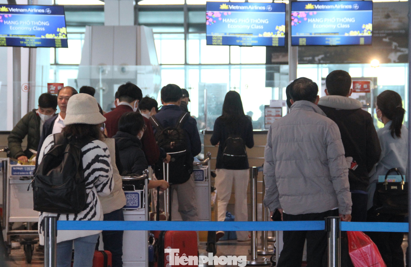 Ông Hoàng Khắc Thư - Giám đốc Cảng hàng không Quốc tế Vinh cho biết, từ tối 5/2 đến trưa 6/2 đã có tổng cộng 16 chuyến bay bị hủy. Ngoài ra, có 4 chuyến bay đến sân bay Vinh nhưng không hạ được phải chuyển hướng bay ra Hà Nội hạ 2 chuyến và vào Đà Nẵng hạ 2 chuyến.