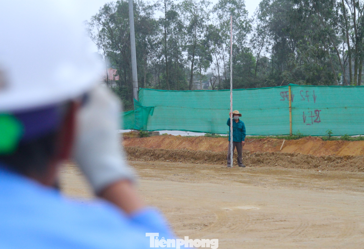 Việc kiểm tra cao độ của nền đường cũng được đo đạc cẩn thận, nghiêm túc.