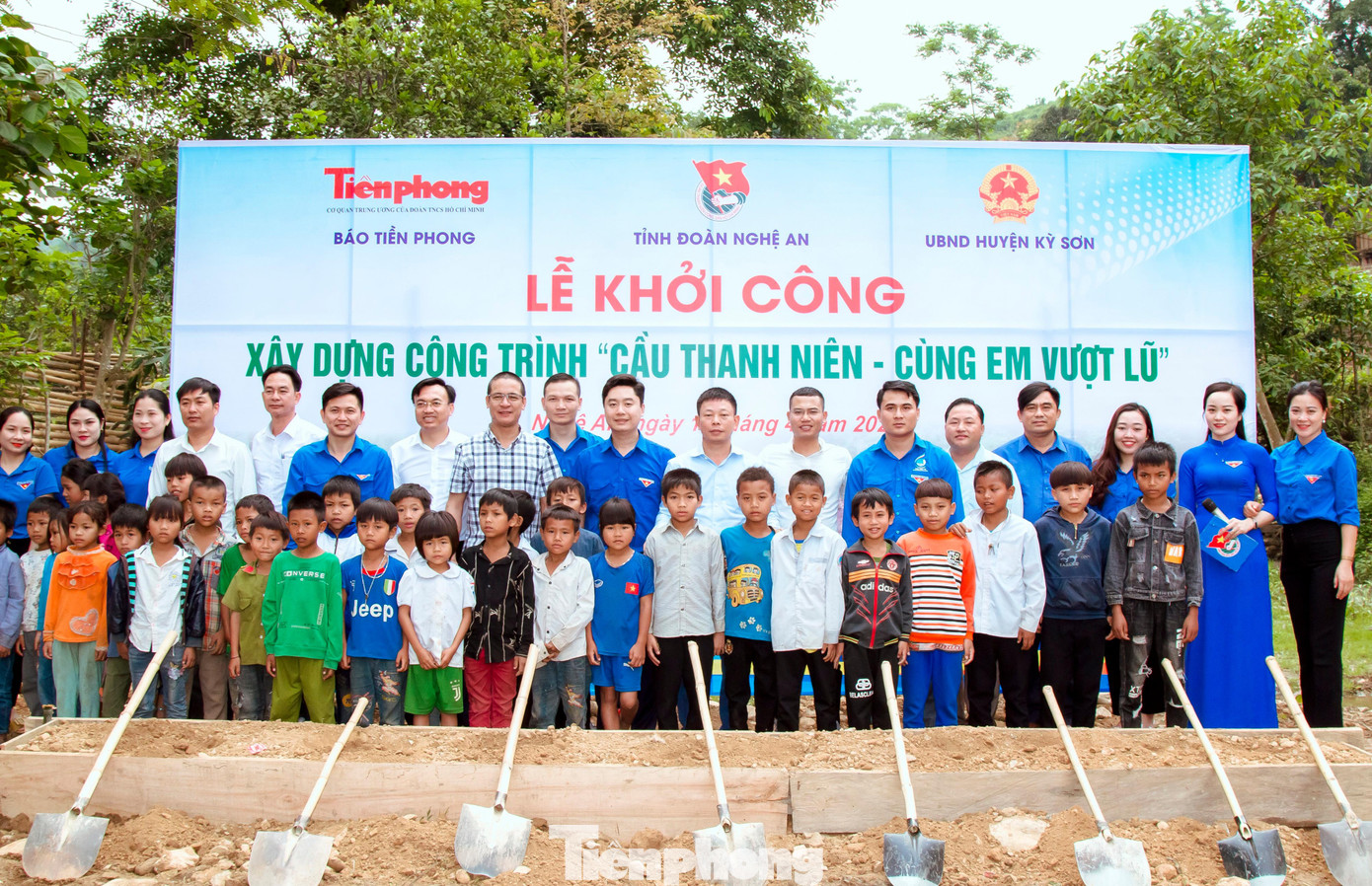 BTC, người dân, đoàn viên thanh niên, các em nhỏ chụp hình lưu niệm.