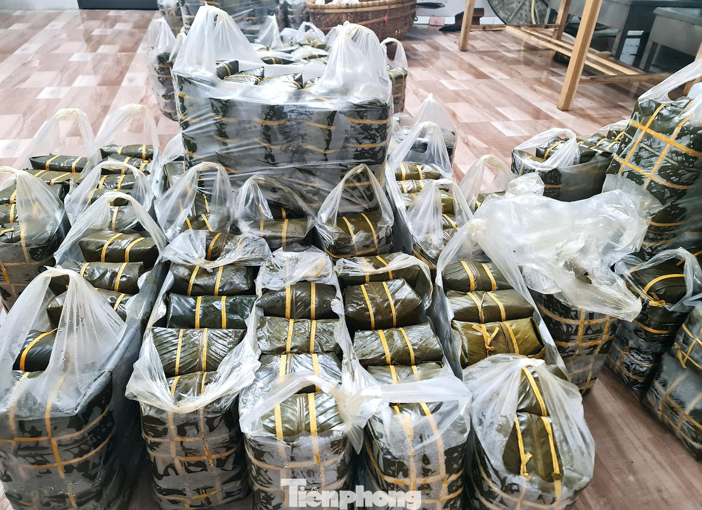 Bánh chưng thành Vinh – từ lâu đã được khẳng định thương hiệu và được nhiều khách hàng ở thành phố Vinh, các huyện lân cận tin dùng. Dịp Tết, các cơ sở làm bánh tại đây cho ra lò hàng chục ngàn chiếc bánh phục vụ thị trường.