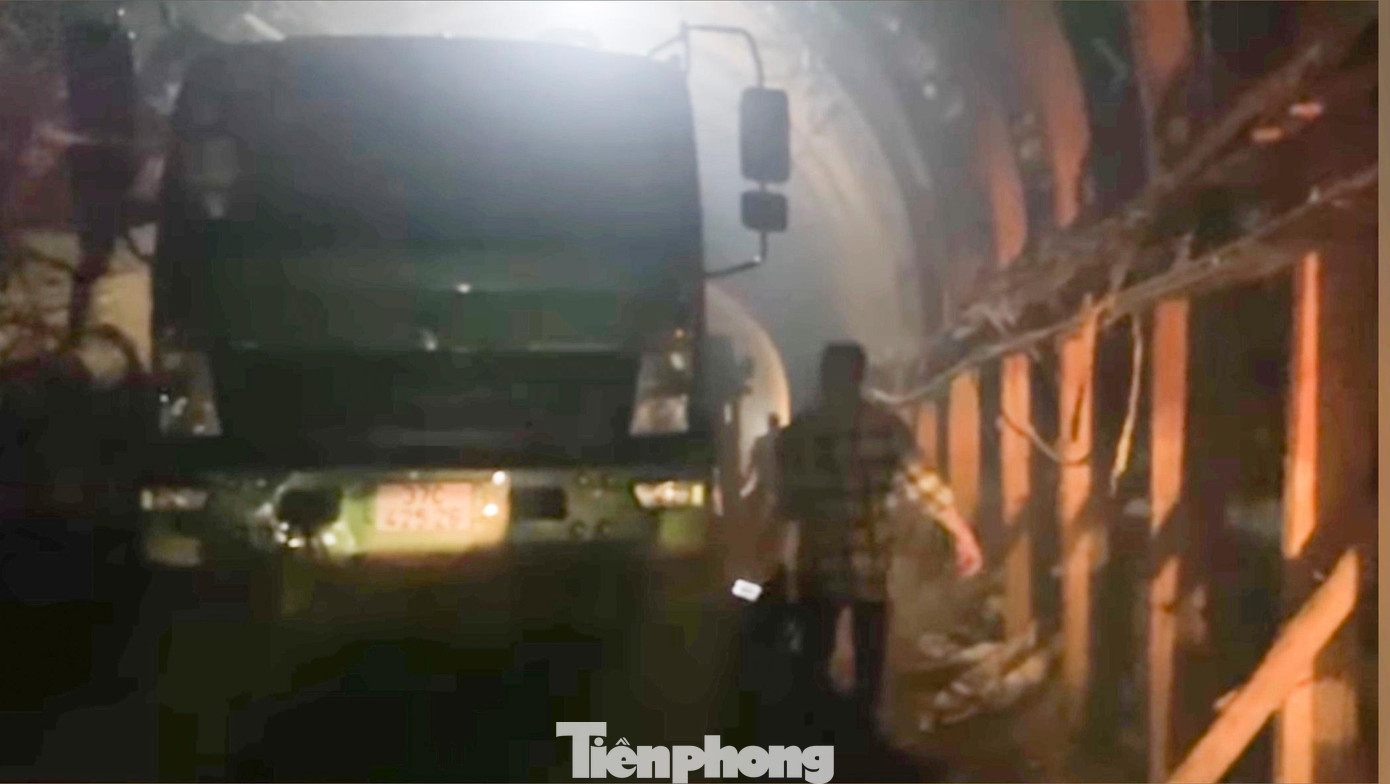 Đường hầm rộng rãi dưới lòng đất, xe tải lớn có thể ra vào.