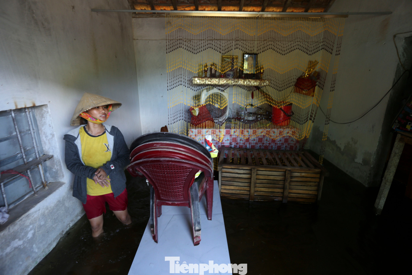 &quot;Chồng bị bệnh, tôi lại vừa sinh con hơn 3 tháng nên khi nước vào không kịp di chuyển tài sản. Giờ tài sản bị ngâm nước, hư hỏng, không biết lấy tiền đâu mà mua sắm, lo toan cuộc sống&quot;, chị Oanh nói.