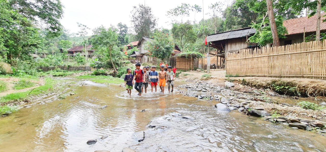 Những em nhỏ ở bản Lưu Thắng.