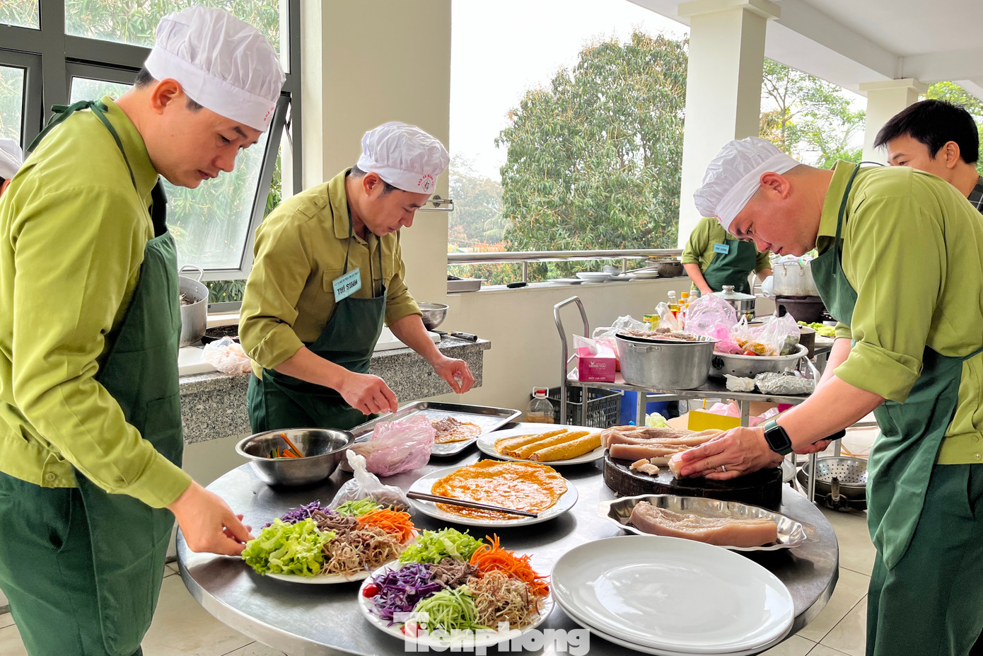 Điều đặc biệt của hội thi, đầu bếp thực hiện các món ăn là những người đàn ông, còn giám khảo hội thi chấm điểm lại chính là những người phụ nữ. Điều đặc biệt của hội thi, đầu bếp thực hiện các món ăn là những người đàn ông, còn giám khảo hội thi chấm điểm lại chính là những người phụ nữ.