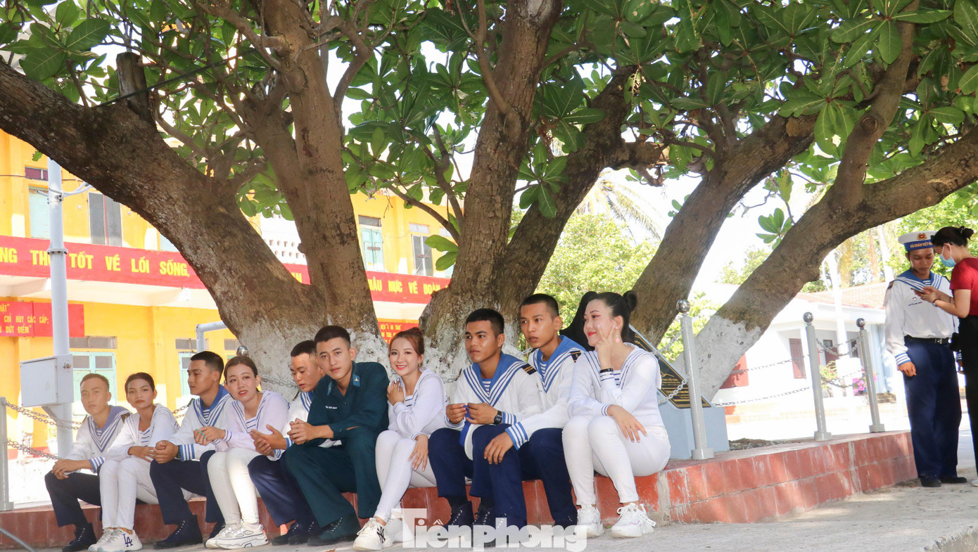 Mỗi lần có đoàn công tác tới thăm đảo, dưới tán cây di sản là những cuộc chuyện trò vui vẻ, đầy ắp kỷ niệm.