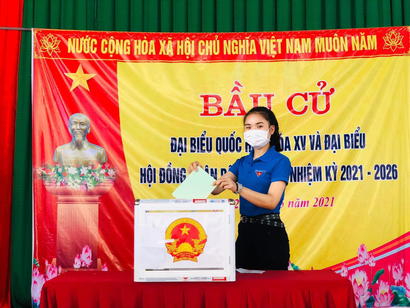 Nữ cử tri huyện Kỳ Sơn thực hiện quyền, nghĩa vụ công dân.