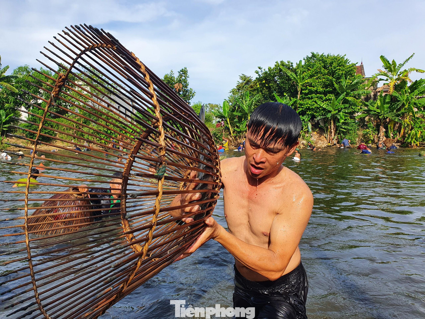 “Ngày cuối tuần bỏ 200.000 để nơm cá coi như vé vào khu vui chơi thôi. Được cái là ao cá nuôi nên cá rất nhiều lại to nên hầu như ai cũng có cá mang về. Người nơm giỏi còn kiếm được vài triệu bạc nữa chứ”, anh Quân, trú xã Nghi Trung nói.