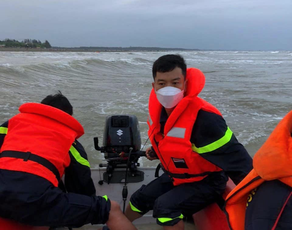 Lực lượng Cảnh sát CC&CNCH Công an tỉnh Nghệ An tìm kiếm cháu bé trên biển. Lực lượng Cảnh sát CC&CNCH Công an tỉnh Nghệ An tìm kiếm cháu bé trên biển.