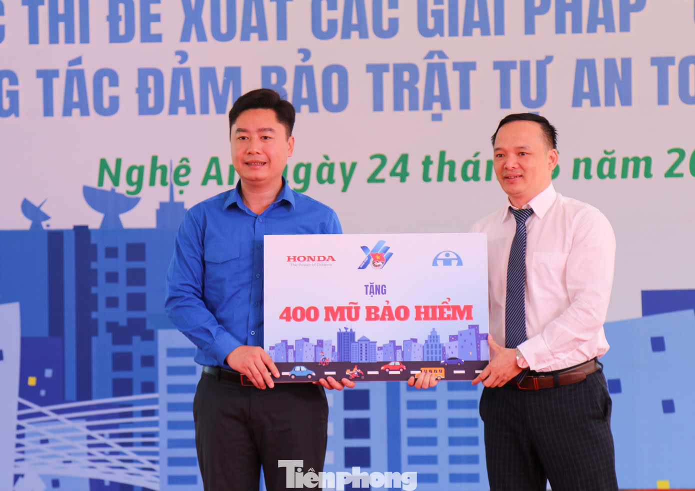 Anh Lê Văn Lương - Uỷ viên BCH T.Ư Đoàn, Bí thư Tỉnh đoàn Nghệ An nhận biển tượng trưng quà tặng 400 mũ bảo hiểm đạt chuẩn từ T.Ư Đoàn, Ủy ban ATGT Quốc gia và Công ty Honda Việt Nam trao tặng cho đoàn viên, thanh niên và học sinh, sinh viên tỉnh Nghệ An.